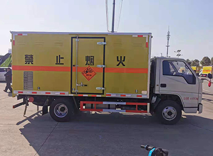 武陵爆破器材运输车工人安全操作规范与智能技术保障